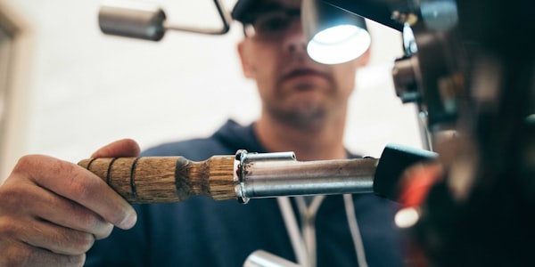 企业团建运动场景 - 企业使用智能设备开展团队建设活动